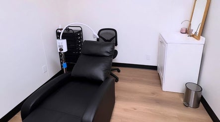 Comfortable treatment room at MMBW Industry in Ventura, California, US featuring a black recliner and modern decor.