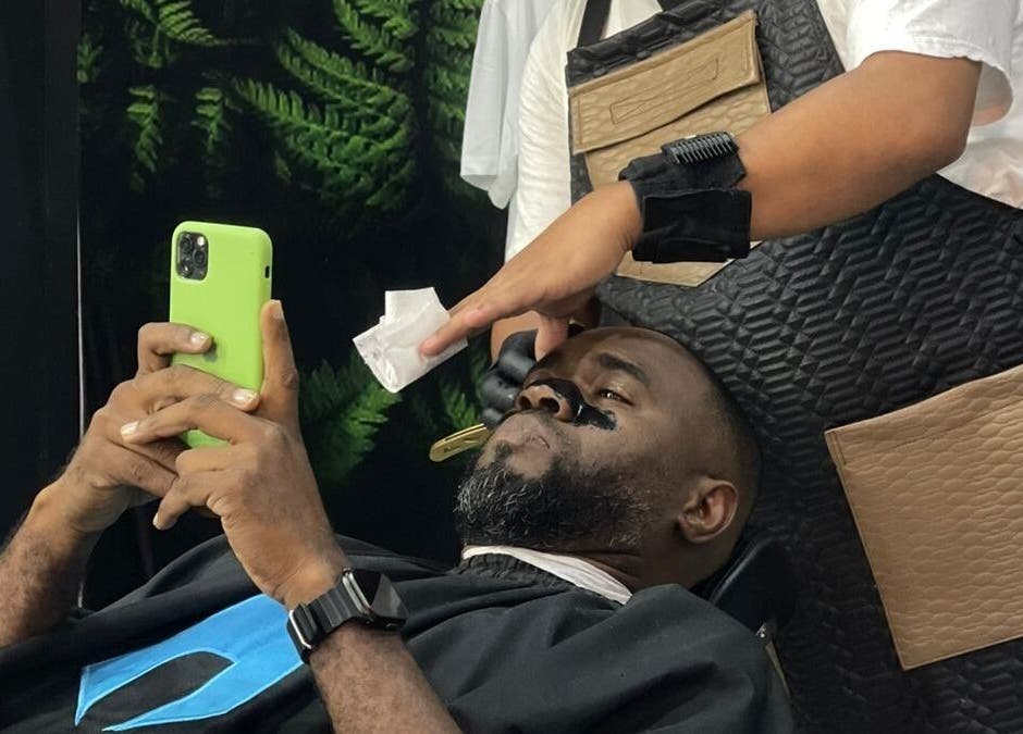 Cliente relajado en Saavedra Barber, Panamá, Provincia De Panamá, PA, recibiendo servicio de barbería.