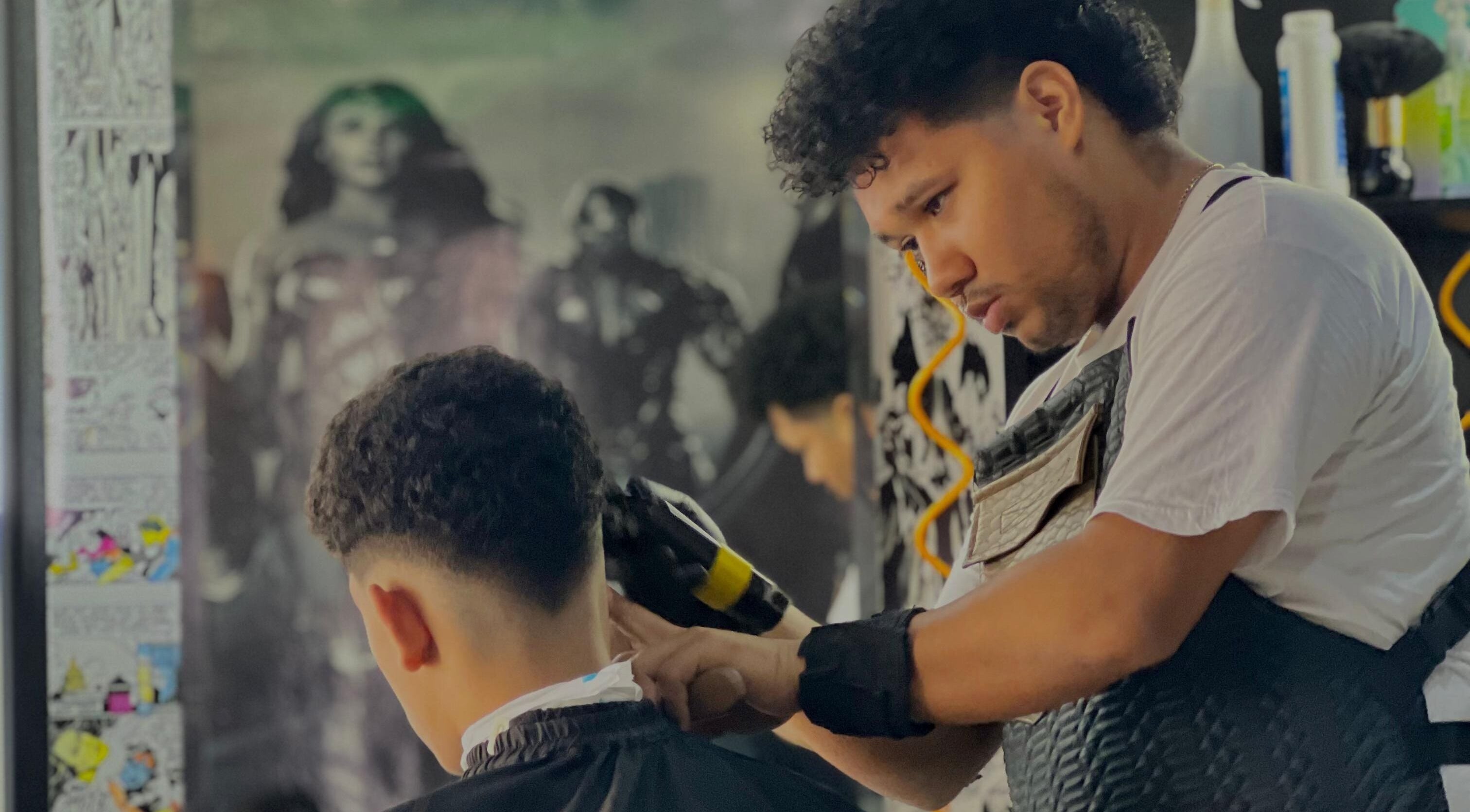 Barbero en Saavedra Barber, Panamá, Provincia De Panamá, PA, cortando el cabello a un cliente con precisión.