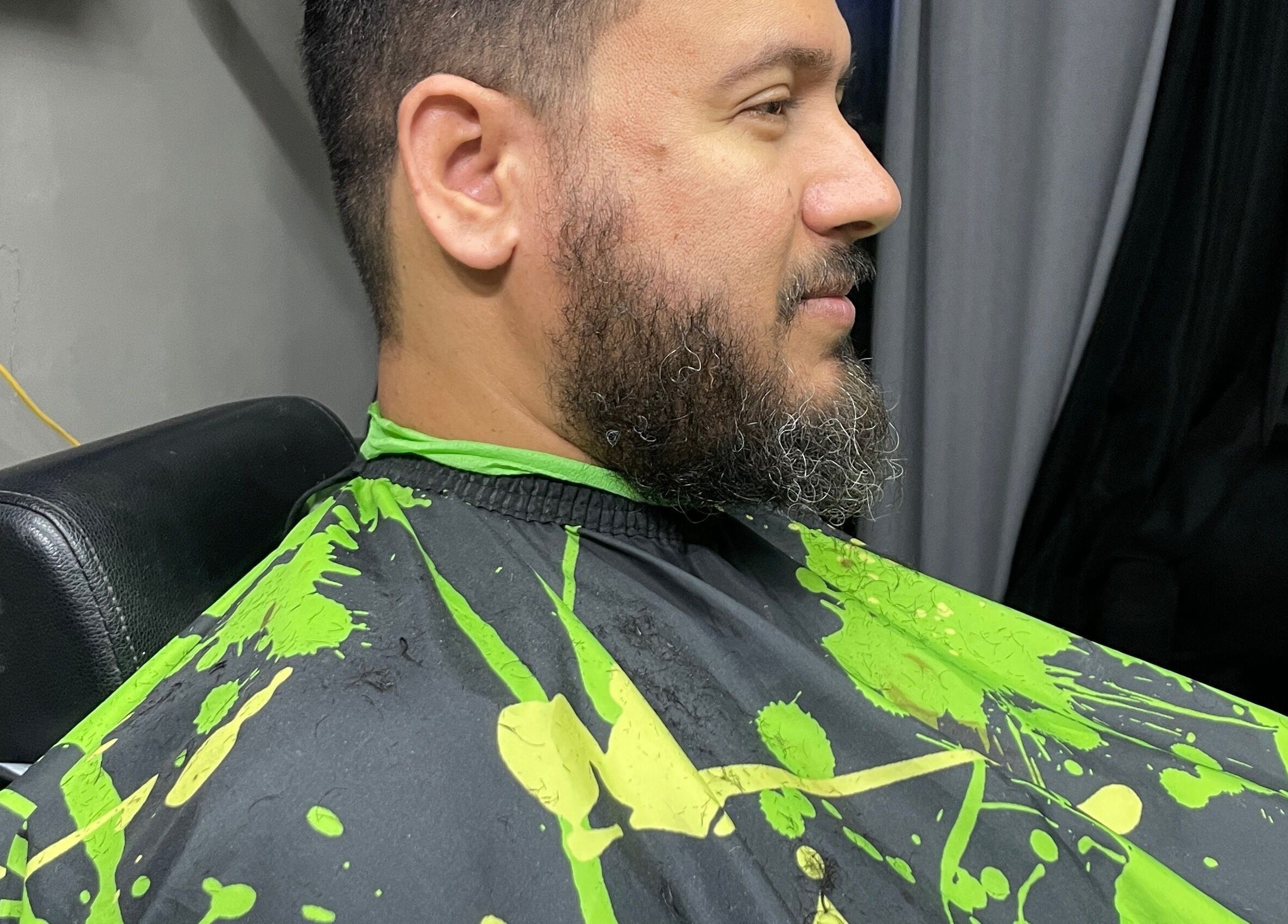 Cliente recibiendo corte de barba en Saavedra Barber, Panamá, Provincia De Panamá, PA.