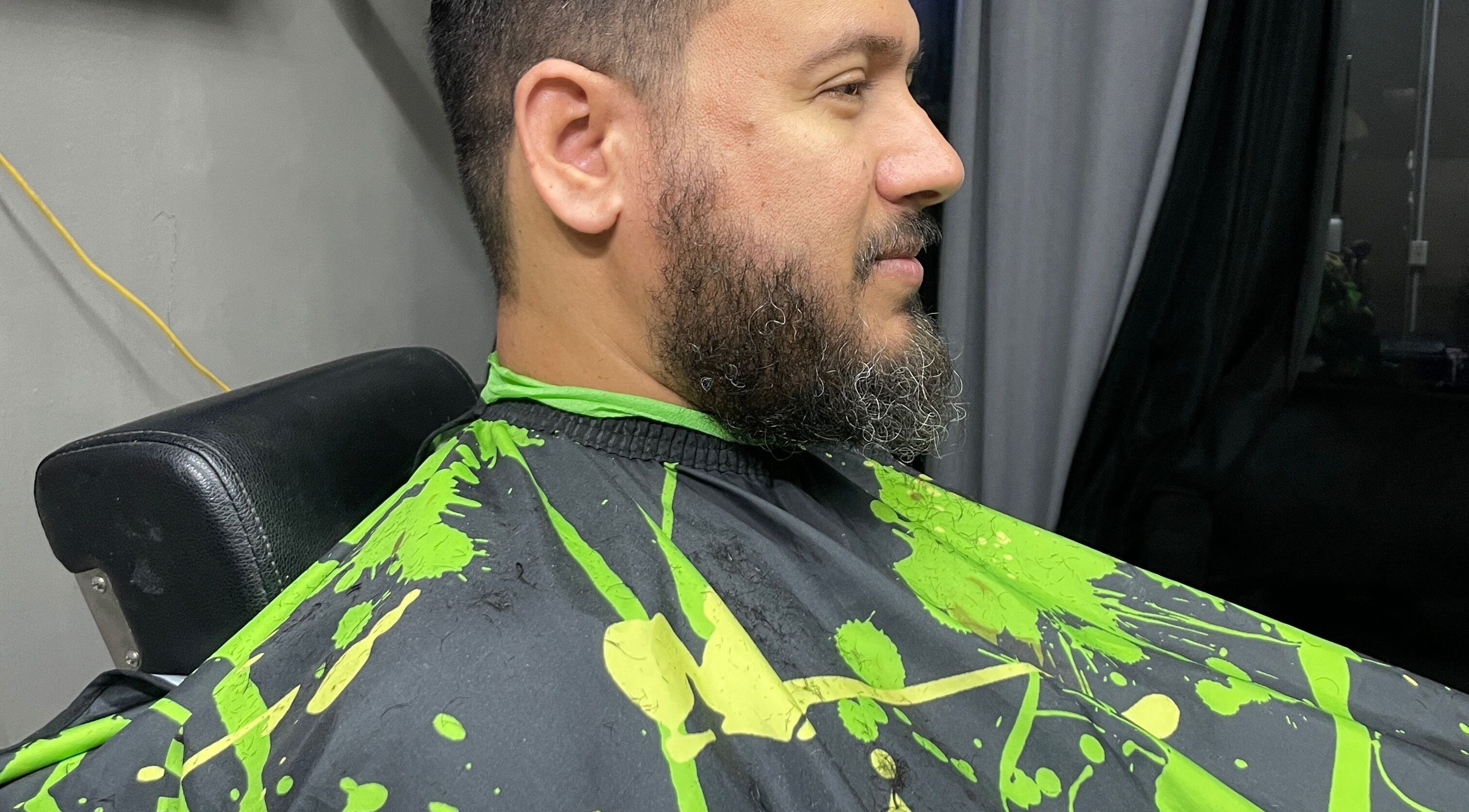 Cliente recibiendo corte de barba en Saavedra Barber, Panamá, Provincia De Panamá, PA.