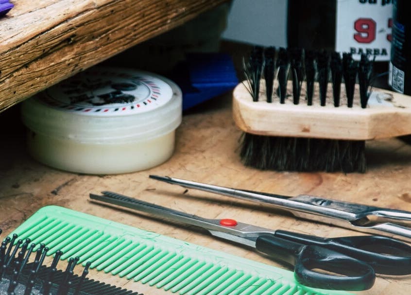 Utensilios de peluquería en Saavedra Barber, Panamá, Provincia De Panamá, PA, incluyendo tijeras y cepillos.