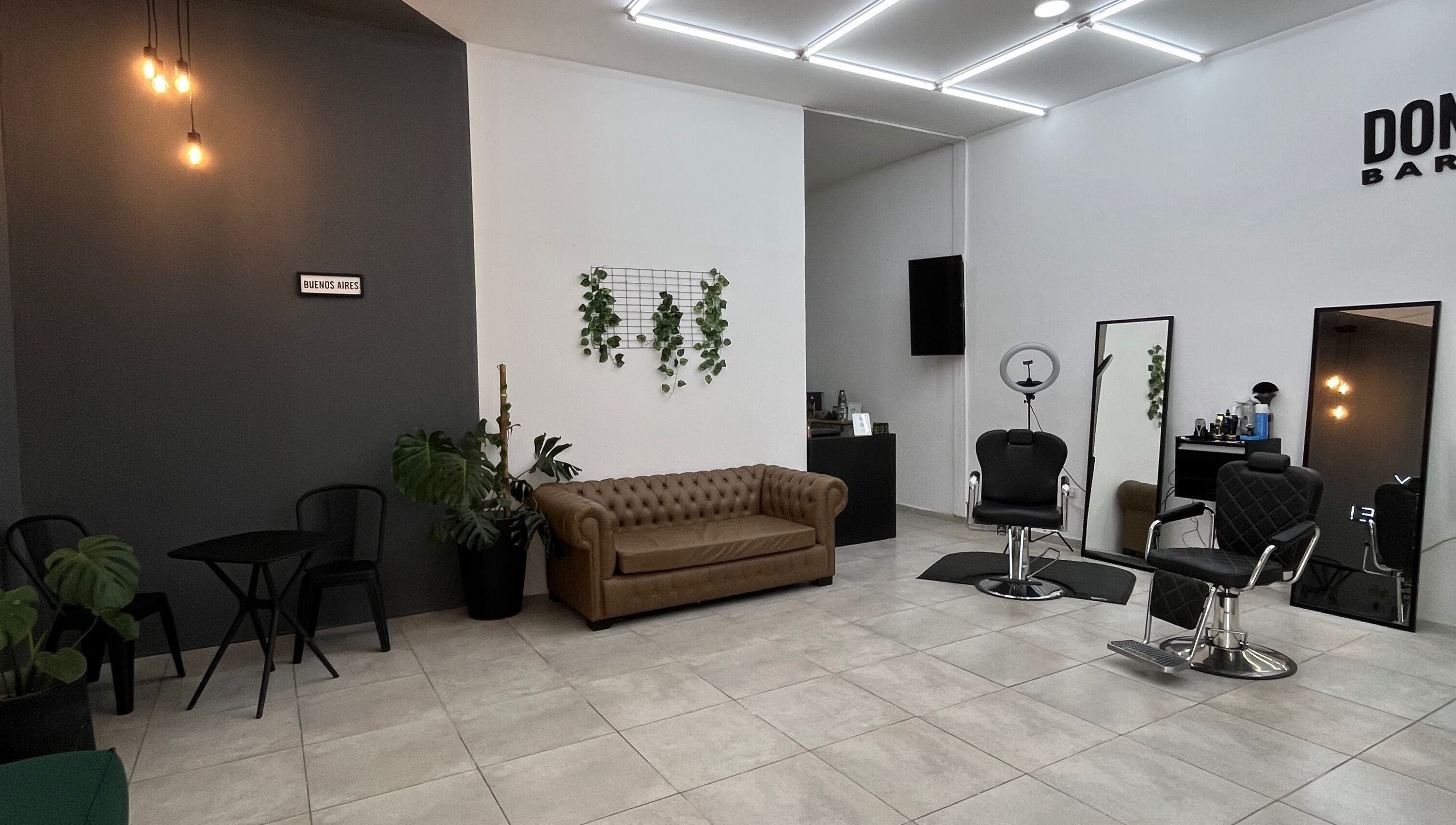 Interior moderno de Don Kike - Fco. Alvarez en Francisco Alvarez, Provincia De Buenos Aires, AR con sofá y sillas.