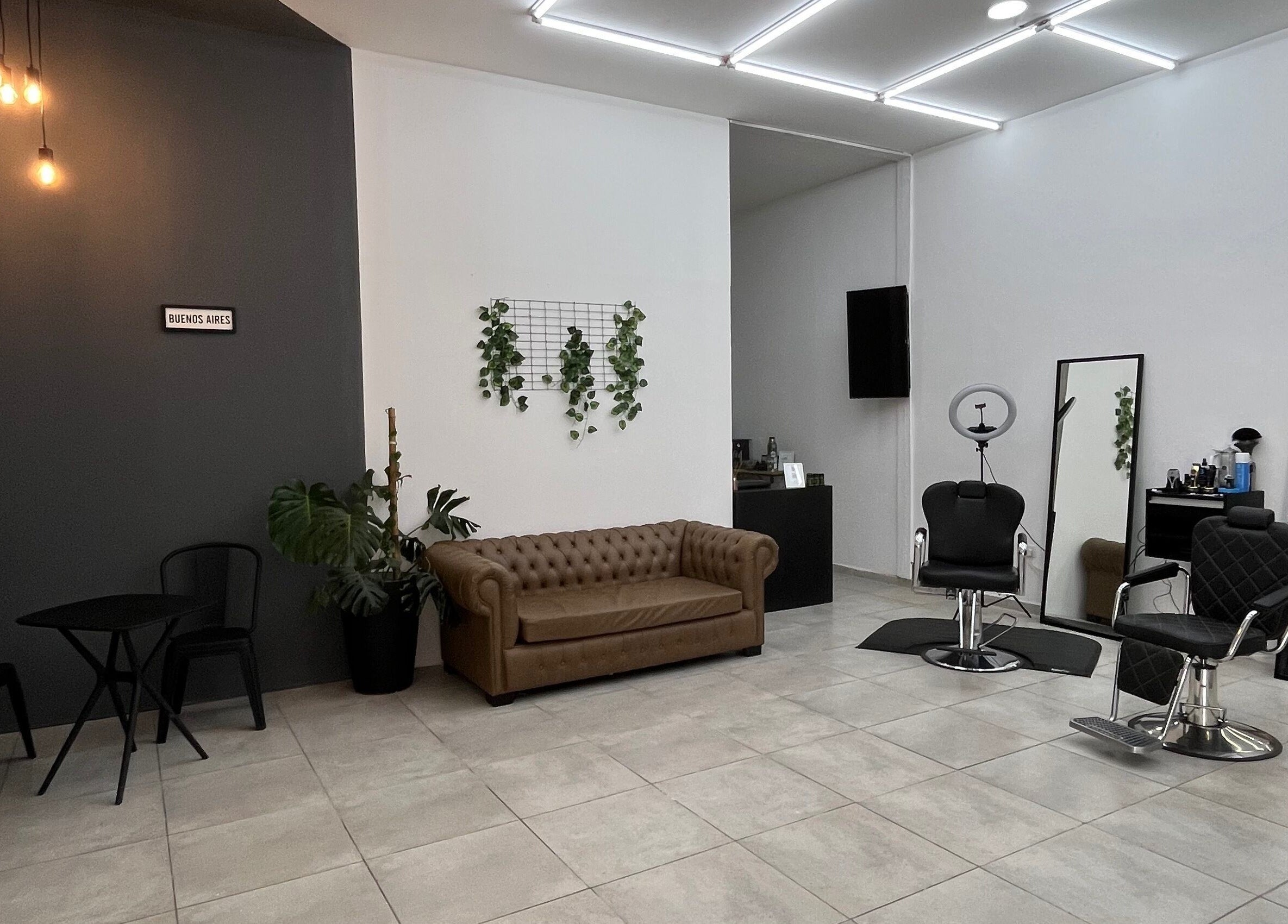 Interior moderno de Don Kike - Fco. Alvarez en Francisco Alvarez, Provincia De Buenos Aires, AR con sofá y sillas.