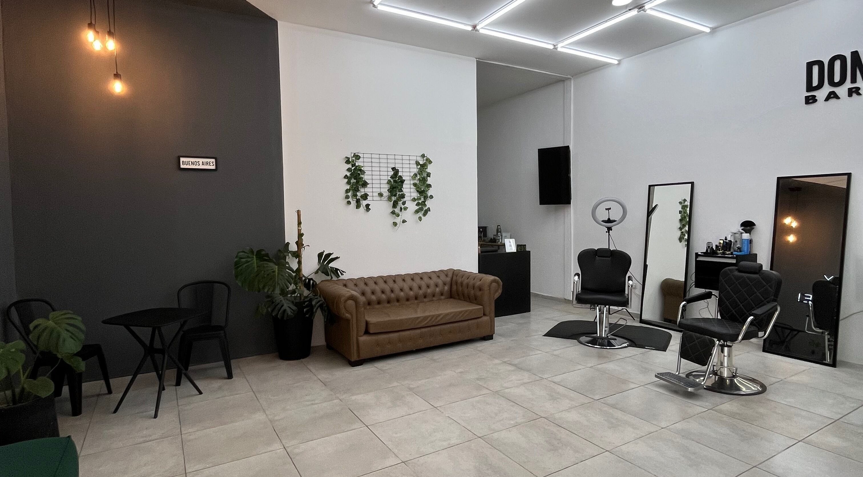 Interior moderno de Don Kike - Fco. Alvarez en Francisco Alvarez, Provincia De Buenos Aires, AR con sofá y sillas.