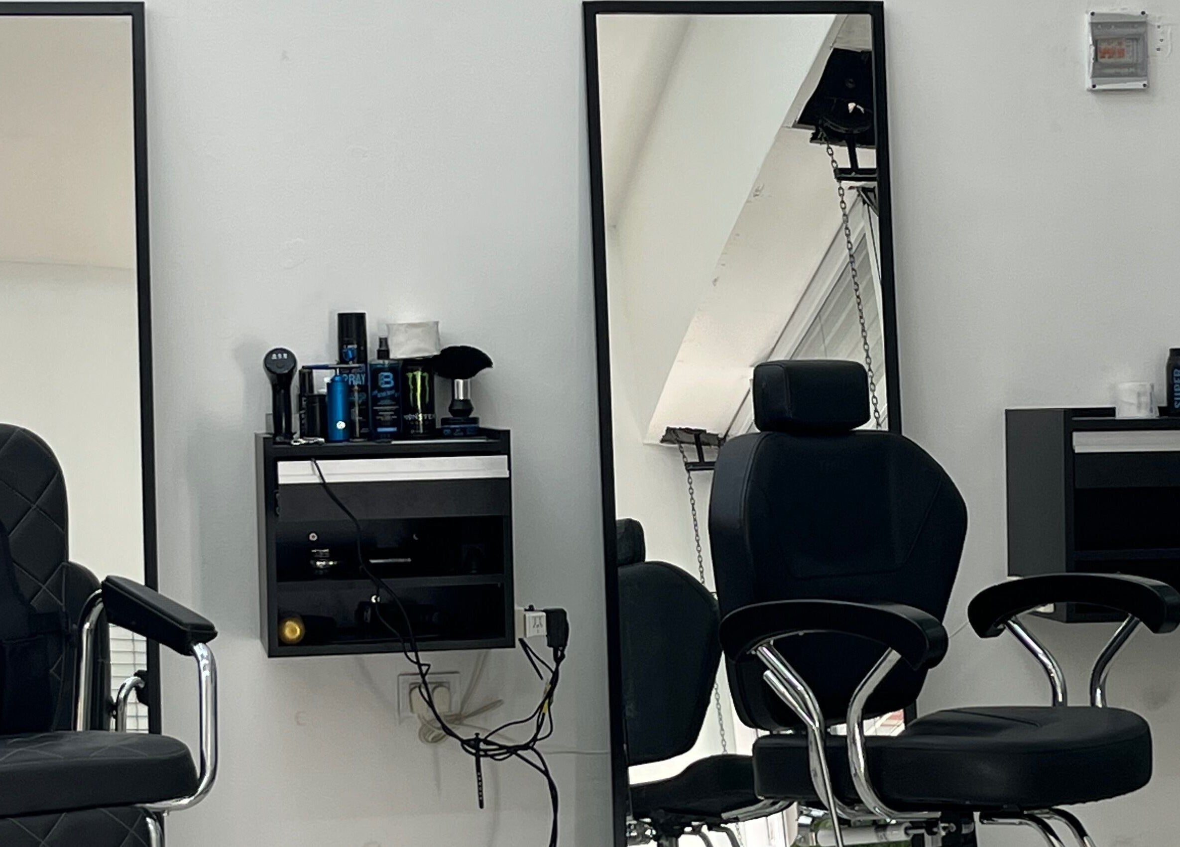 Estación de belleza en Don Kike - Fco. Alvarez, Francisco Alvarez, con sillas y espejo.