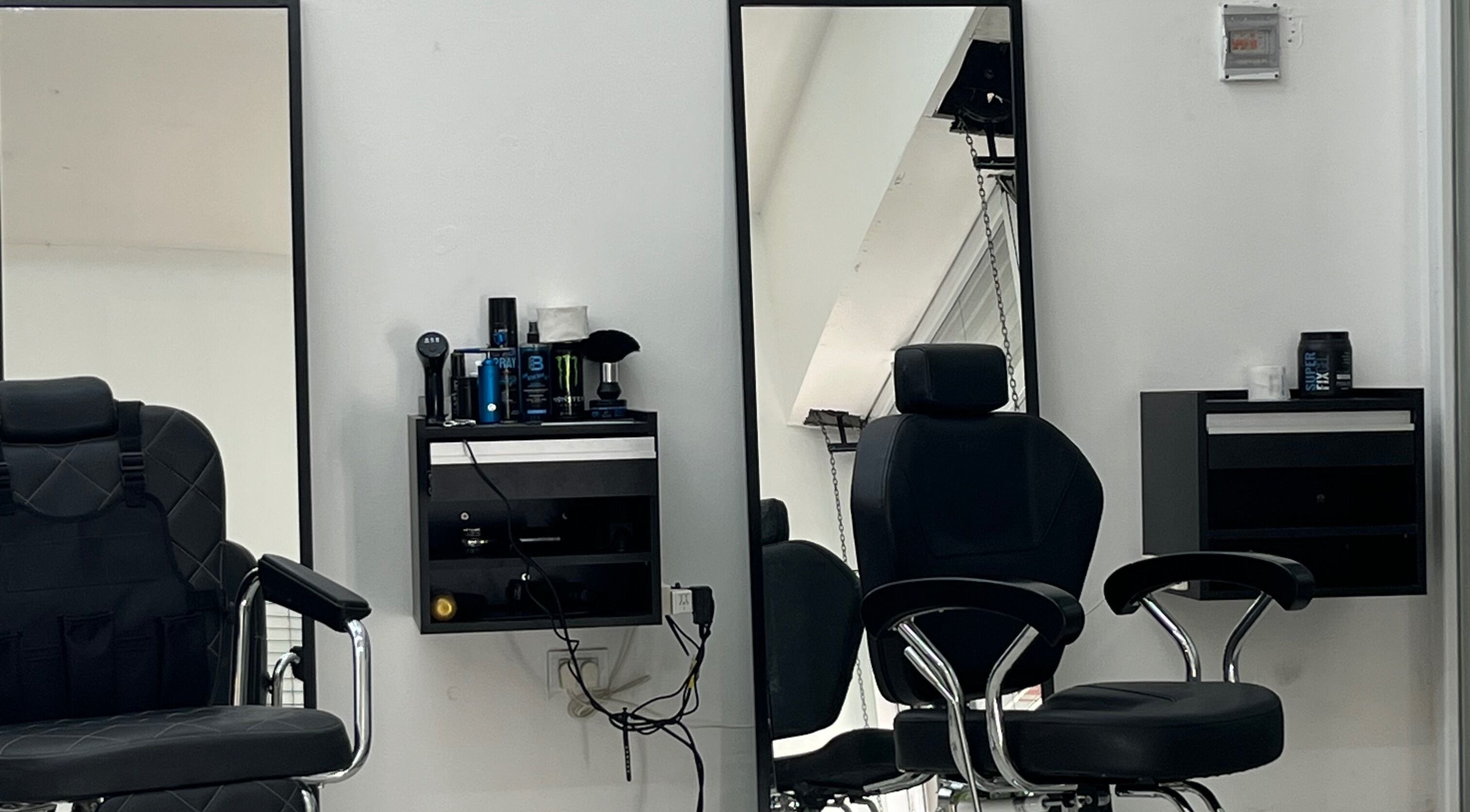 Estación de belleza en Don Kike - Fco. Alvarez, Francisco Alvarez, con sillas y espejo.