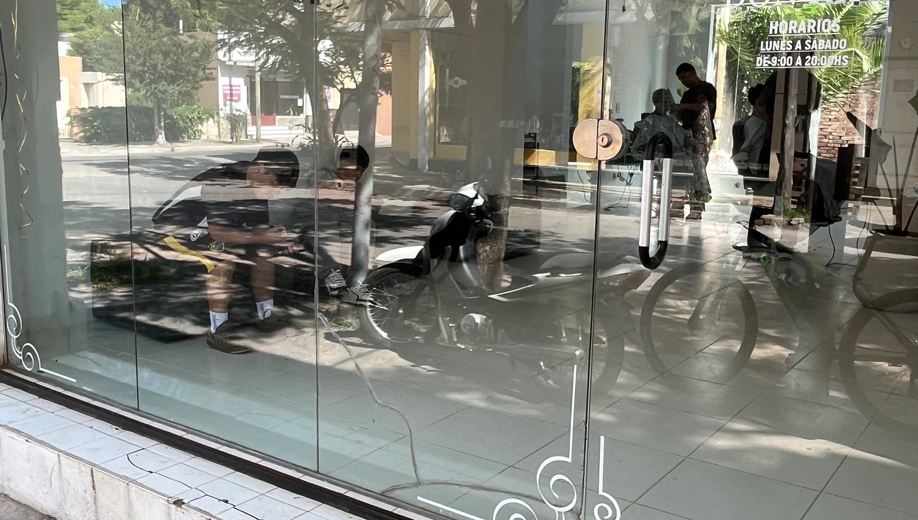 Reflejo en la ventana de Don Kike Barberia - Gral. Rodríguez (2) en General Rodríguez, Provincia De Buenos Aires, AR.