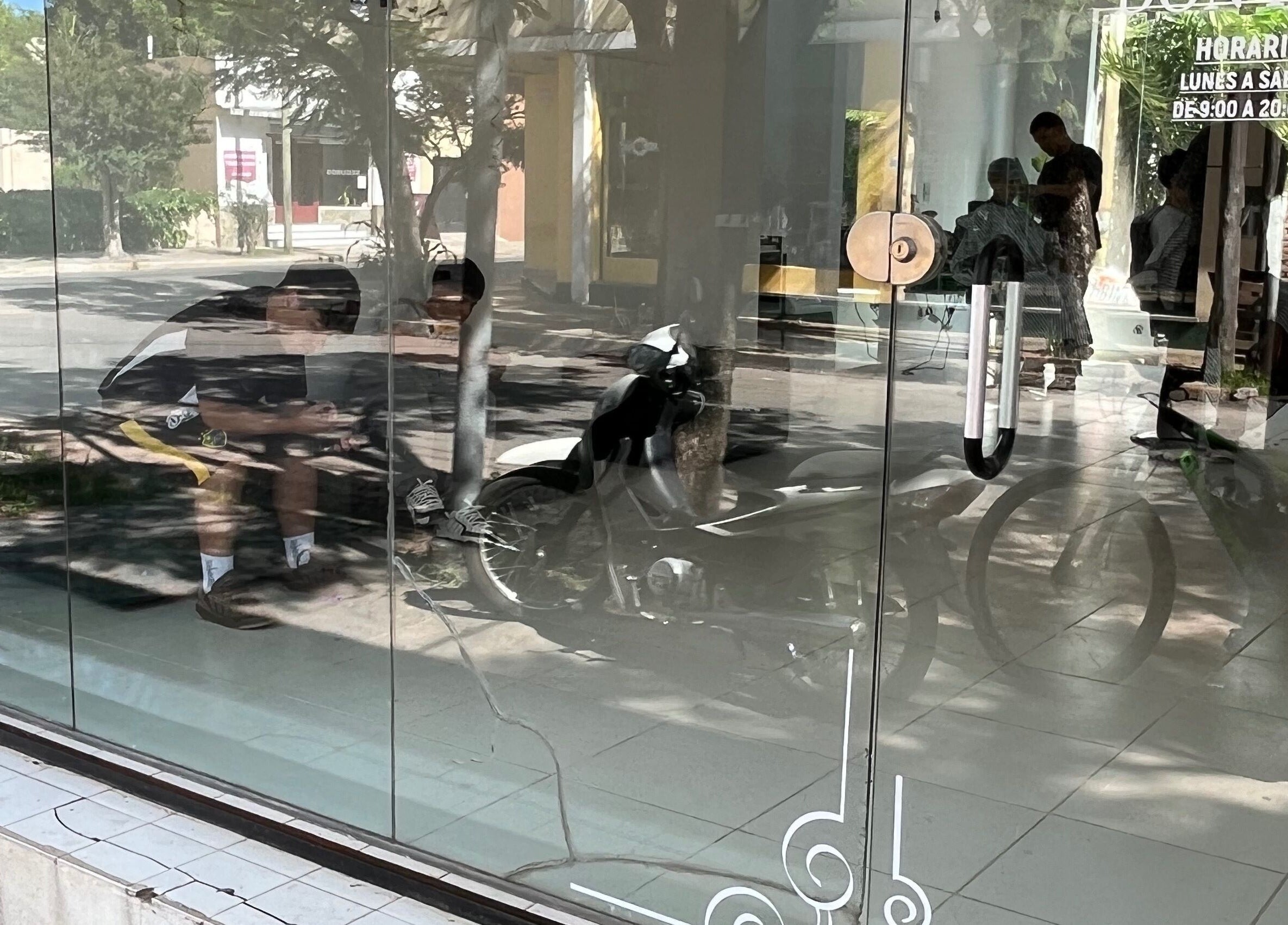 Reflejo en la ventana de Don Kike Barberia - Gral. Rodríguez (2) en General Rodríguez, Provincia De Buenos Aires, AR.