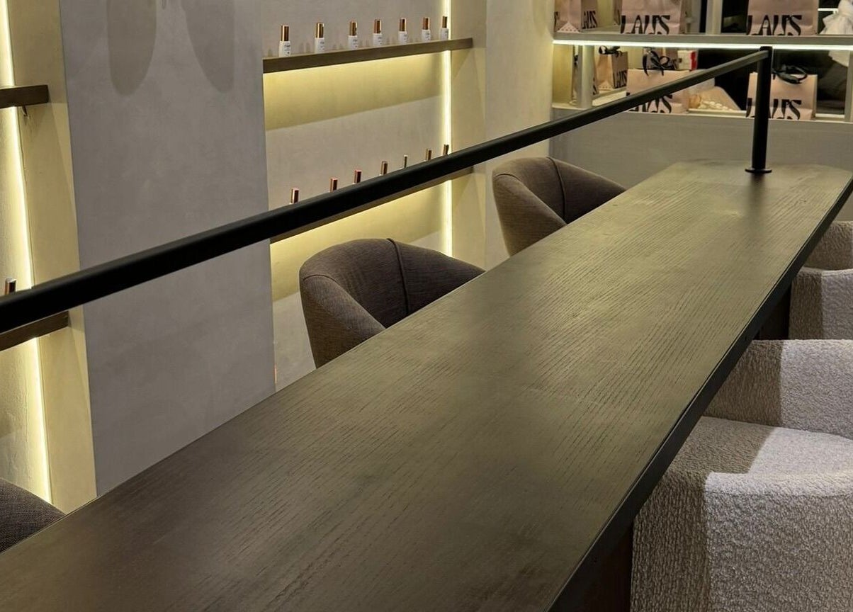 Elegant seating at LAU’S BEAUTY in Bali, ID, showcasing a modern and stylish interior.