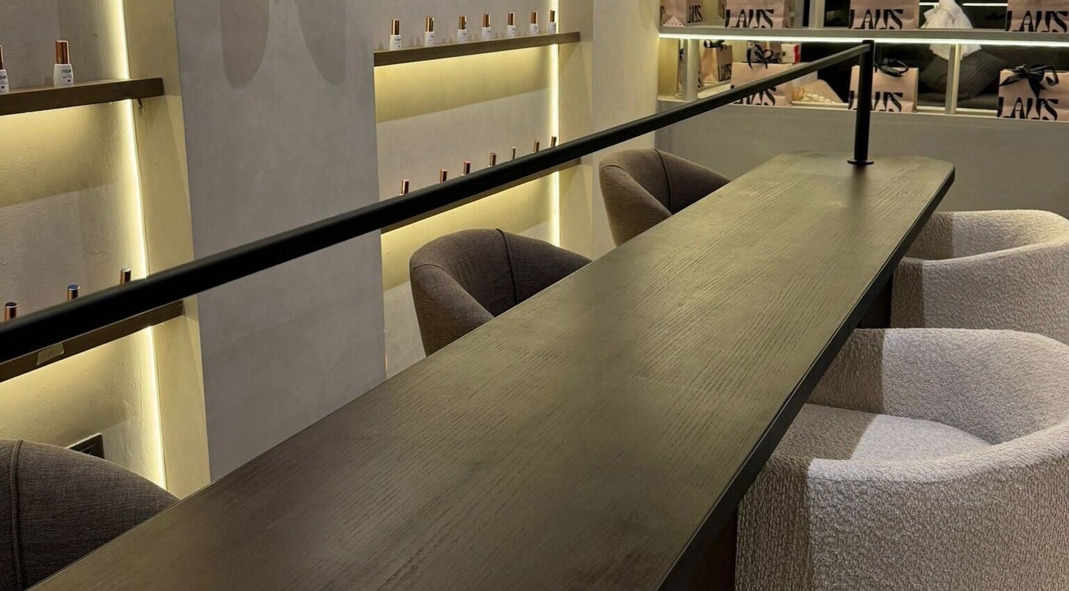 Elegant seating at LAU’S BEAUTY in Bali, ID, showcasing a modern and stylish interior.