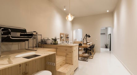 Interior moderno de FAUSTA en Madrid, Comunidad De Madrid, ES con decoración minimalista y muebles elegantes.