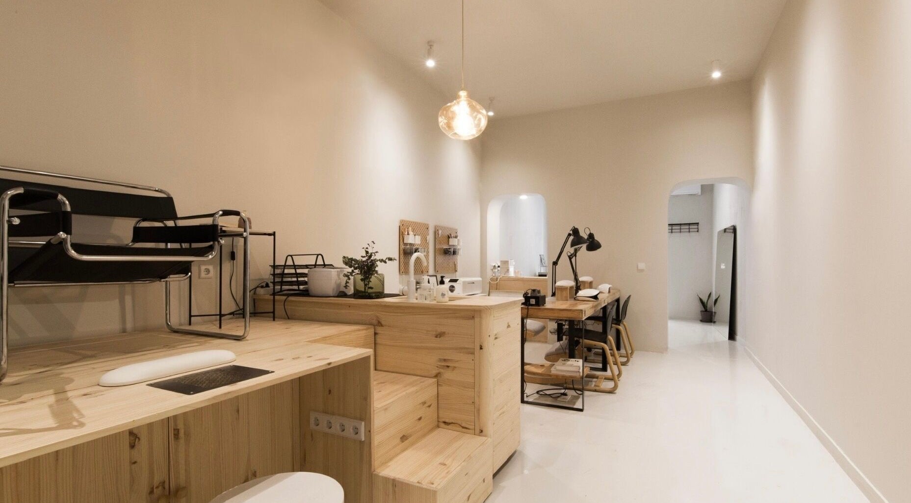 Interior moderno de FAUSTA en Madrid, Comunidad De Madrid, ES con decoración minimalista y muebles elegantes.