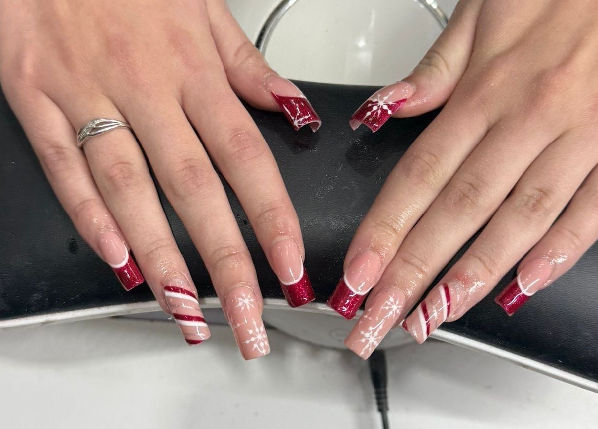 Red and white festive nail art at Beauty Corner in Ashford, England, GB.