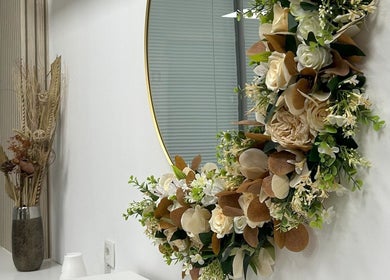 Decoração floral elegante no espelho no Elitania Oliveira Beauty Expertise, Algueirão-Mem Martins, Lisboa, PT.