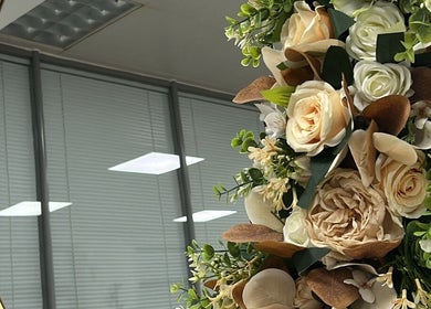 Decoração floral elegante no espelho em Elitania Oliveira Beauty Expertise, Algueirão-Mem Martins, Lisboa, PT.