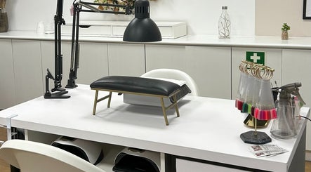 Estação de manicure no Elitania Oliveira Beauty Expertise, Algueirão-Mem Martins, Lisboa, PT.