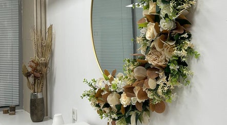 Decoração floral elegante no espelho do Elitania Oliveira Beauty Expertise, Algueirão-Mem Martins, Lisboa, PT.