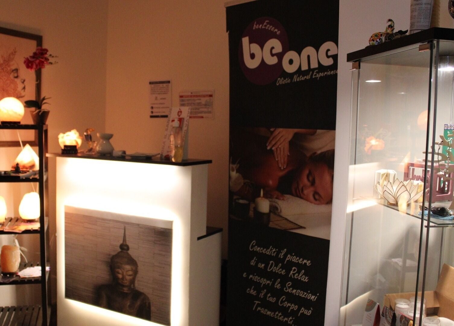 Interno accogliente di BE ONE Centro Estetico a Catania, Sicilia, IT con illuminazione soffusa e decorazioni.