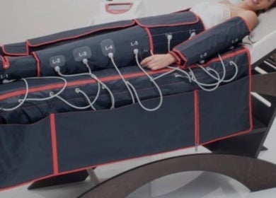 Trattamento benessere presso BE ONE Centro Estetico, Catania, Sicilia, IT. Donna distesa in apparecchiatura innovativa.