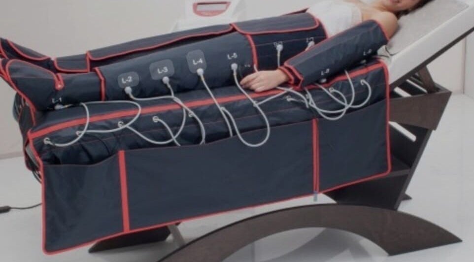 Trattamento benessere presso BE ONE Centro Estetico, Catania, Sicilia, IT. Donna distesa in apparecchiatura innovativa.