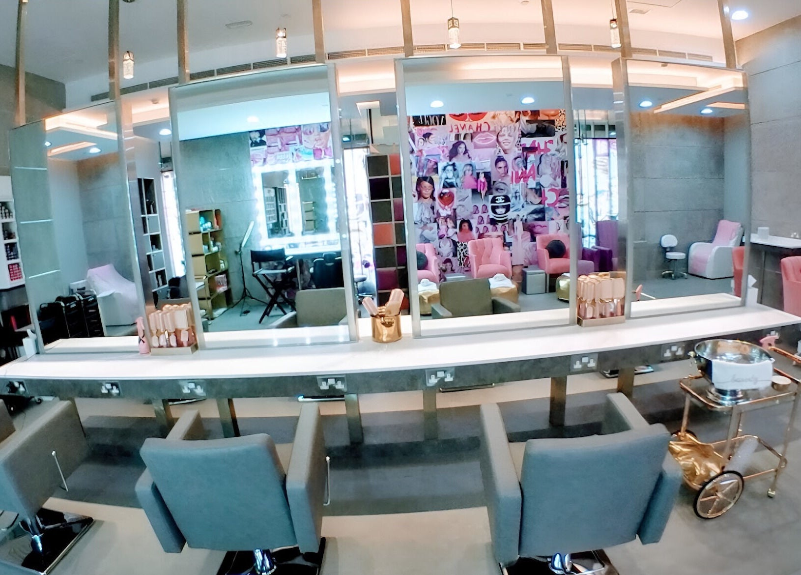 Modern styling stations at The Salon at Yin Yang Al Wasl, Dubai, AE showcasing elegance and comfort.