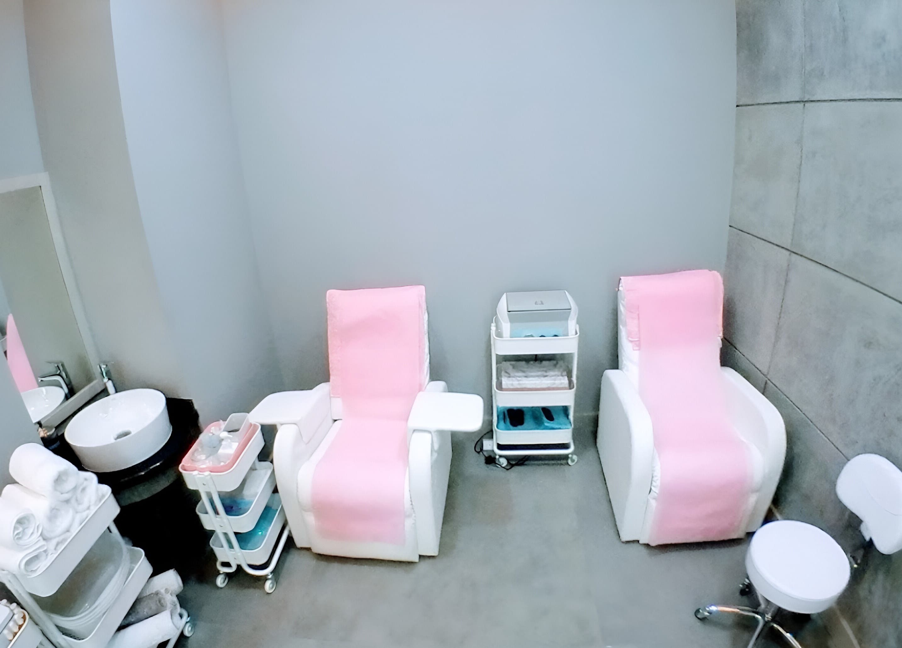 Relaxing spa chairs at The Salon at Yin Yang Al Wasl, Dubai, AE for luxurious beauty treatments.