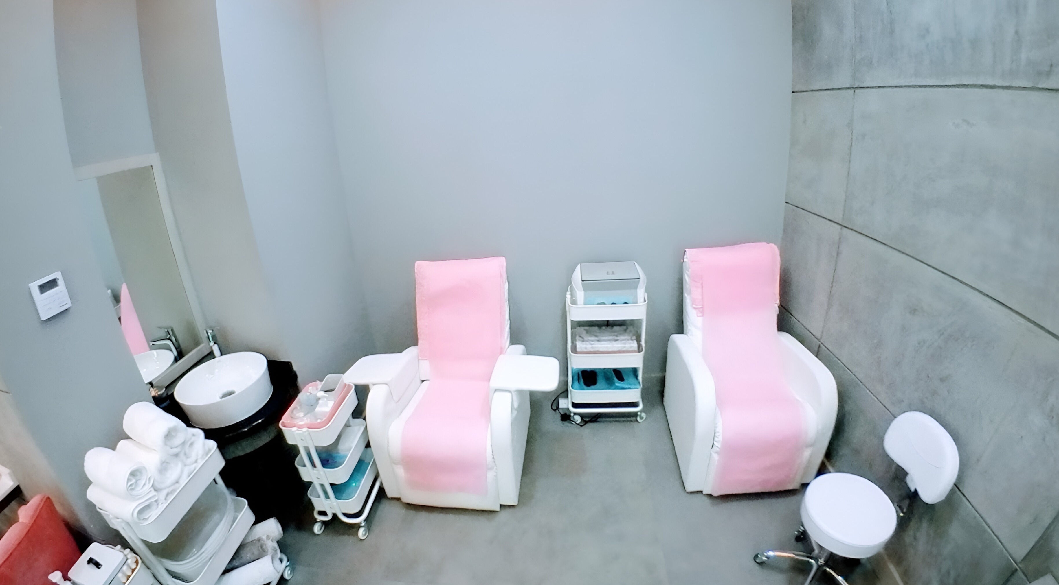Relaxing spa chairs at The Salon at Yin Yang Al Wasl, Dubai, AE for luxurious beauty treatments.
