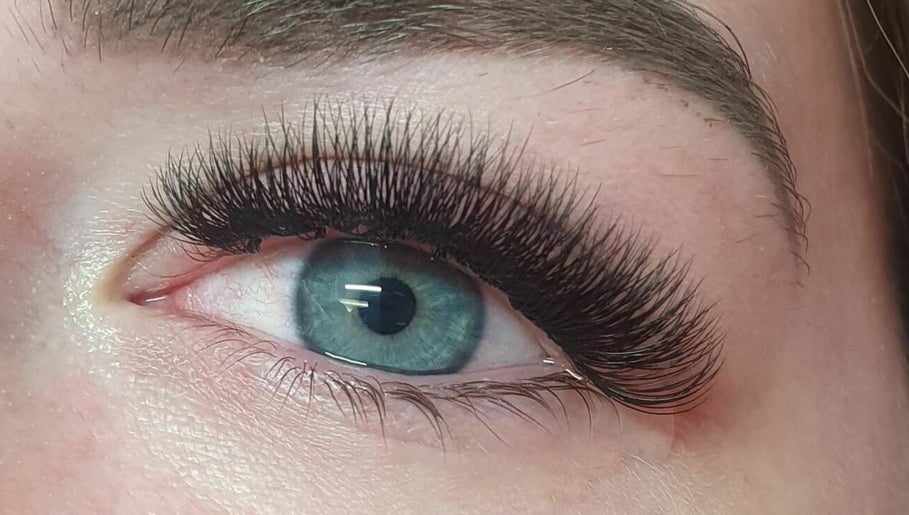 Gloss Lash Lounge image 1