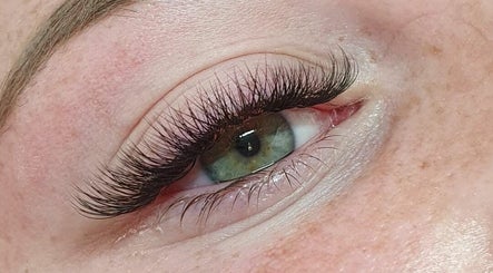 Gloss Lash Lounge image 2