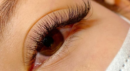 Gloss Lash Lounge image 3