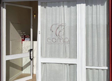 Entrada de Camai - Centro de Estética Avançada em Lavradio, Setúbal, PT, com design moderno e acolhedor.