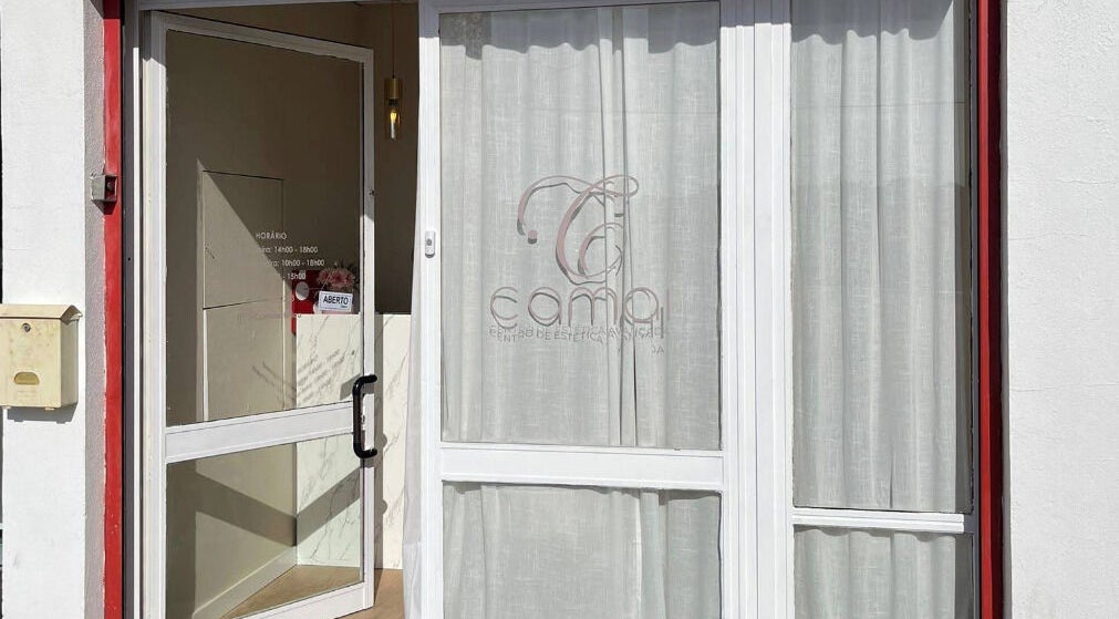 Entrada de Camai - Centro de Estética Avançada em Lavradio, Setúbal, PT, com design moderno e acolhedor.