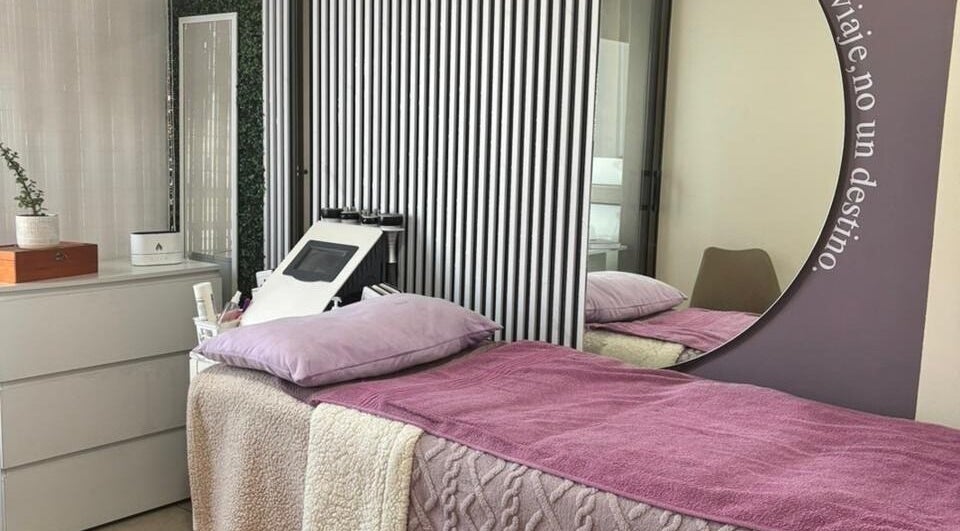 Sala de tratamiento en KineMilagros Cl, Santiago, Región Metropolitana, CL con camas y decoración acogedora.