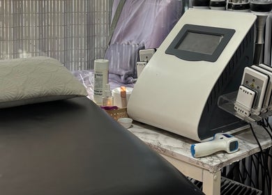 Sala de tratamiento en KineMilagros Cl, Santiago, Región Metropolitana, CL, con equipo de belleza profesional.