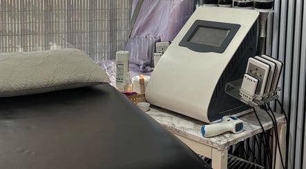 Sala de tratamiento en KineMilagros Cl, Santiago, Región Metropolitana, CL, con equipo de belleza profesional.