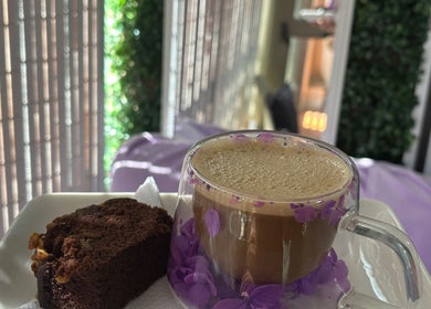 Café con bizcocho servido en KineMilagros Cl, Santiago, Región Metropolitana, CL. Ambiente acogedor y exquisito.