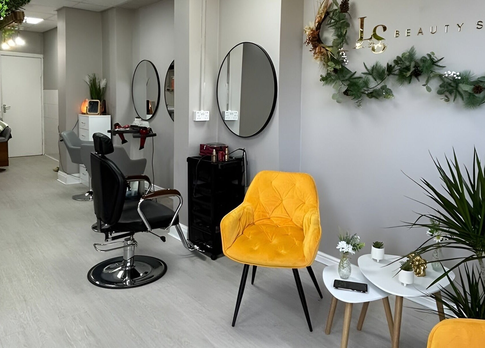 Interior moderno de Lu Style Beauty Salon, Liverpool, England, GB, com cadeiras elegantes e decoração acolhedora.