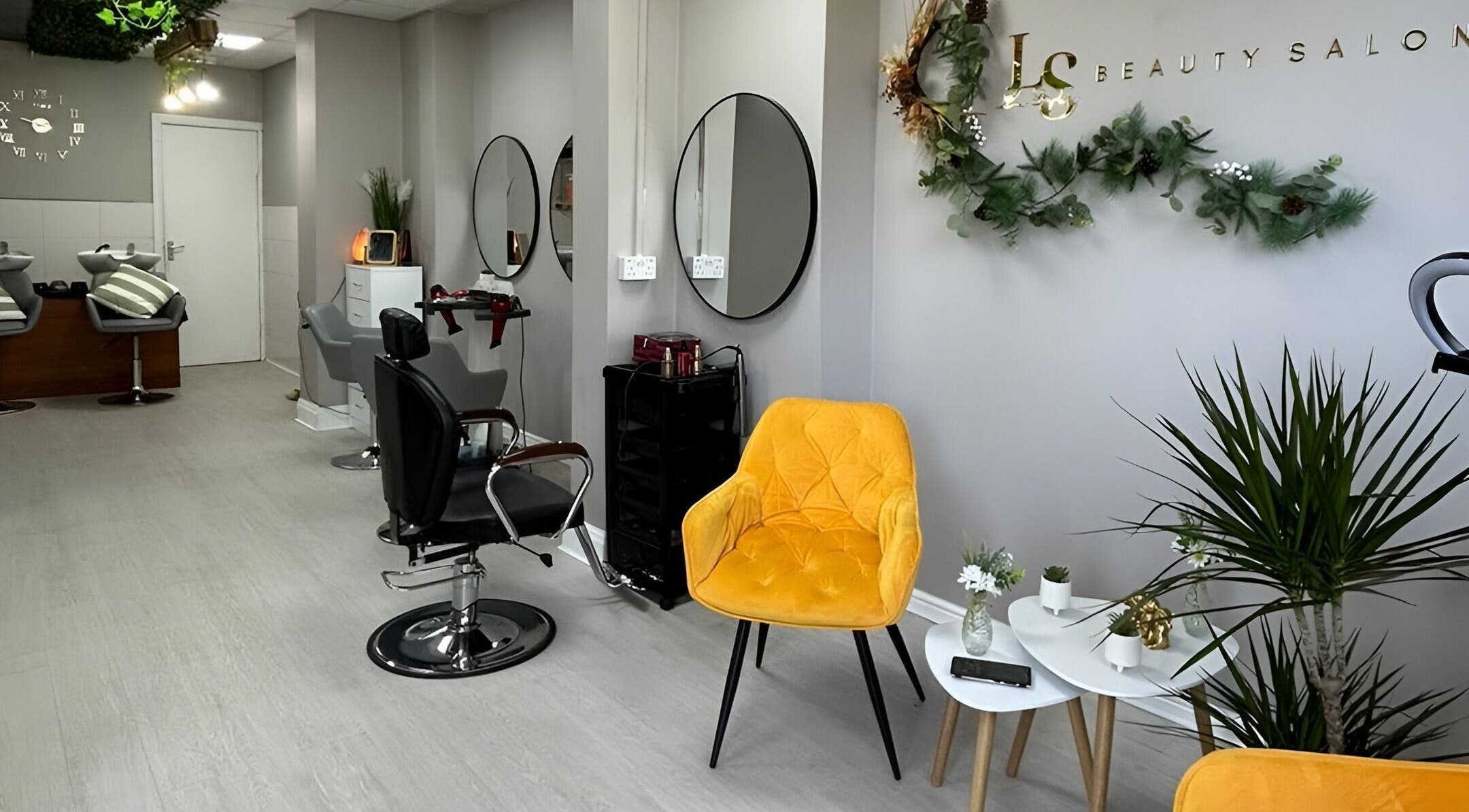 Interior moderno de Lu Style Beauty Salon, Liverpool, England, GB, com cadeiras elegantes e decoração acolhedora.