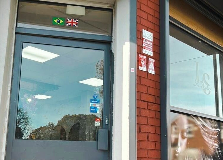 Entrada do Lu Style Beauty Salon em Liverpool, Inglaterra, GB, com bandeiras Brasil e Reino Unido.