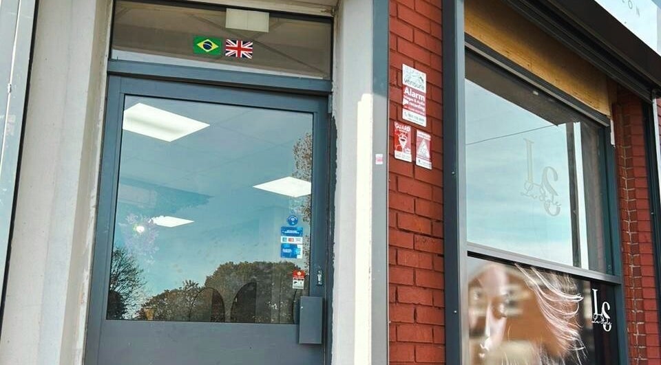 Entrada do Lu Style Beauty Salon em Liverpool, Inglaterra, GB, com bandeiras Brasil e Reino Unido.