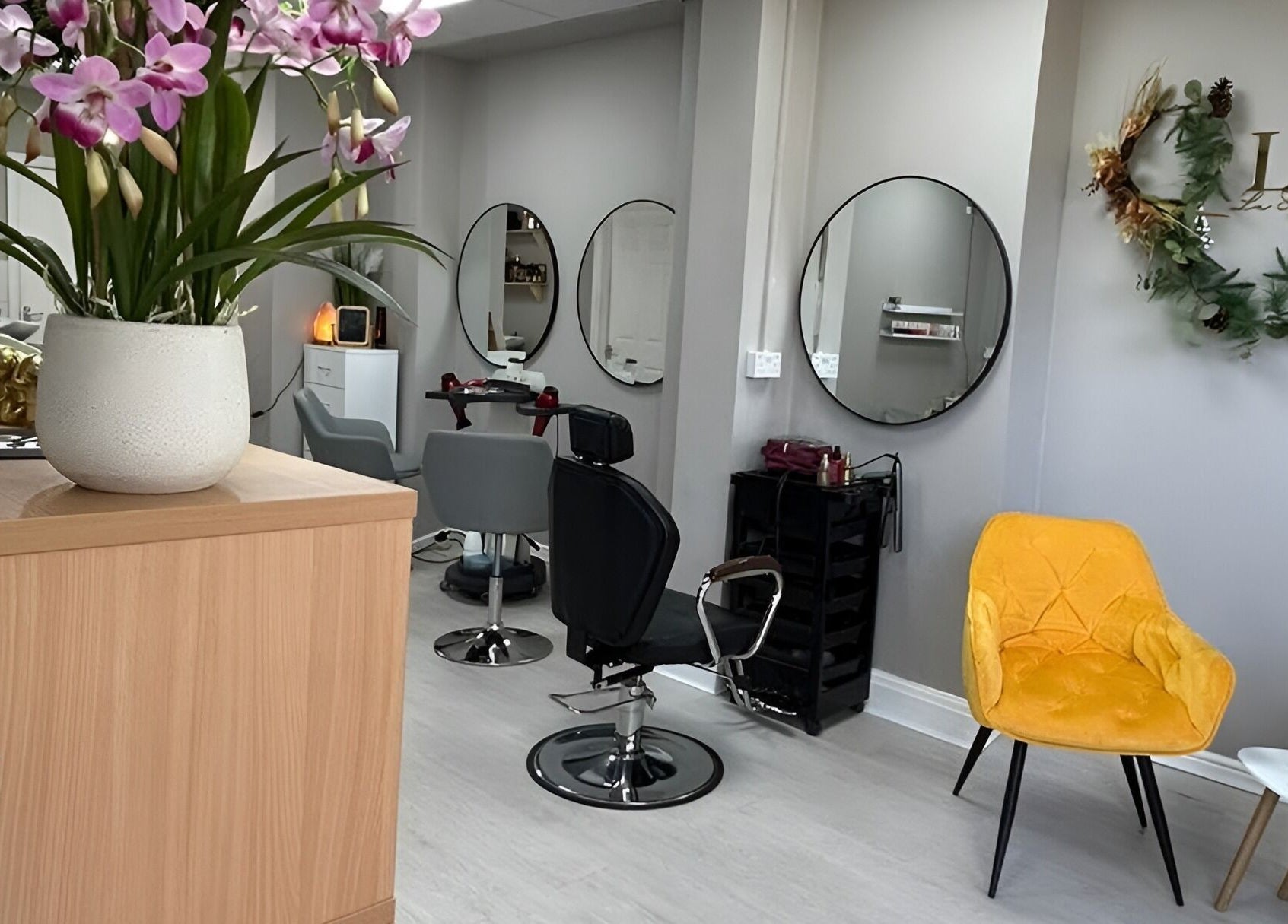 Interior sofisticado do Lu Style Beauty Salon em Liverpool, Inglaterra, GB, com espelhos modernos e decoração floral.