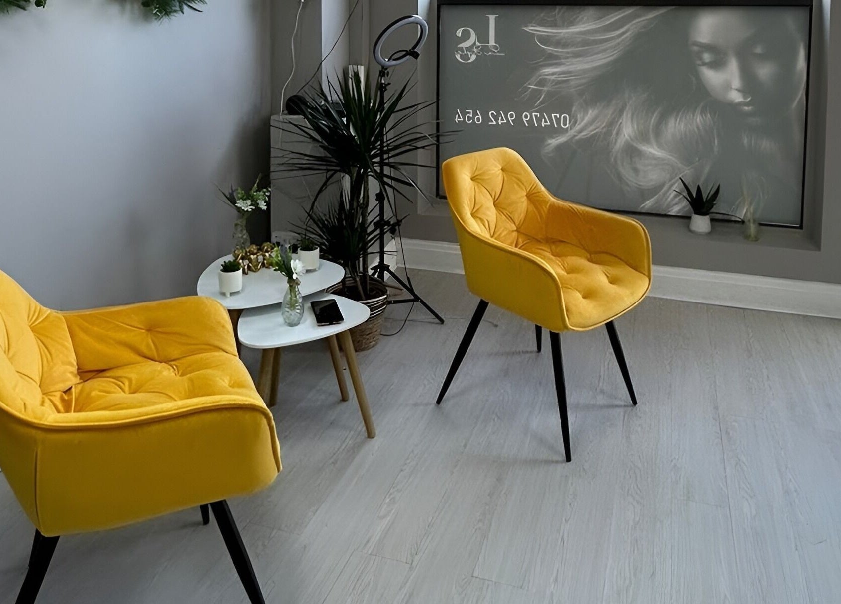 Espaço acolhedor da Lu Style Beauty Salon em Liverpool, Inglaterra, GB, com cadeiras amarelas e decoração moderna.
