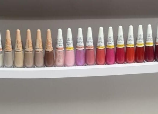 Variedade de esmaltes no Lu Style Beauty Salon, Liverpool, England, GB.