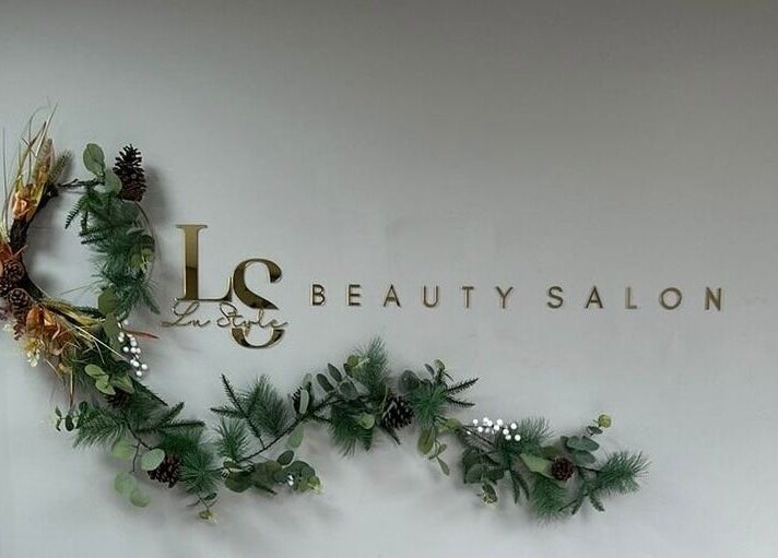 Detalhe da decoração de parede no Lu Style Beauty Salon, Liverpool, England, GB.