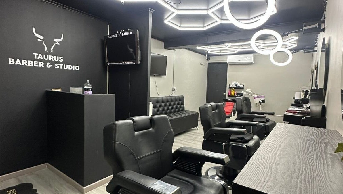 Interior elegante de Taurus Barber and Studio en La Florida, Región Metropolitana, CL con sillas de diseño moderno.