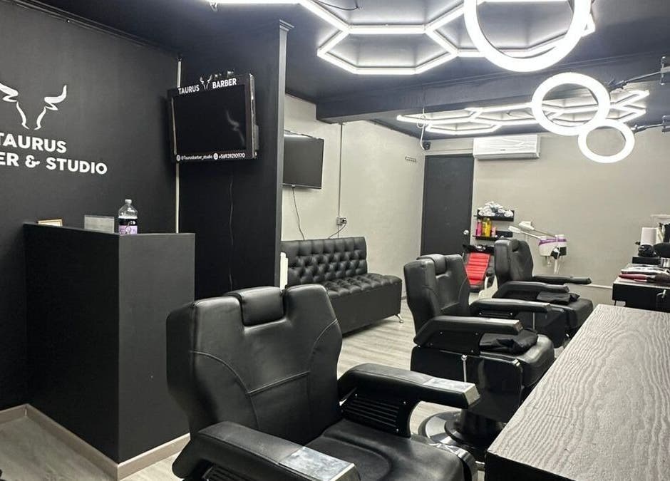 Interior elegante de Taurus Barber and Studio en La Florida, Región Metropolitana, CL con sillas de diseño moderno.
