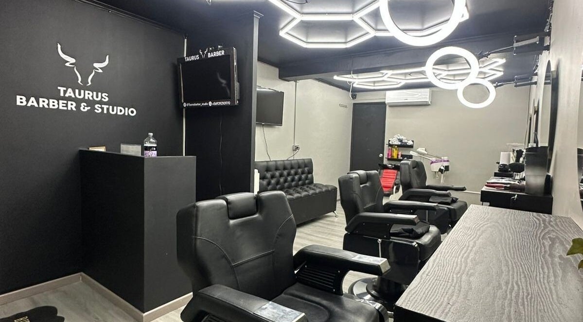 Interior elegante de Taurus Barber and Studio en La Florida, Región Metropolitana, CL con sillas de diseño moderno.