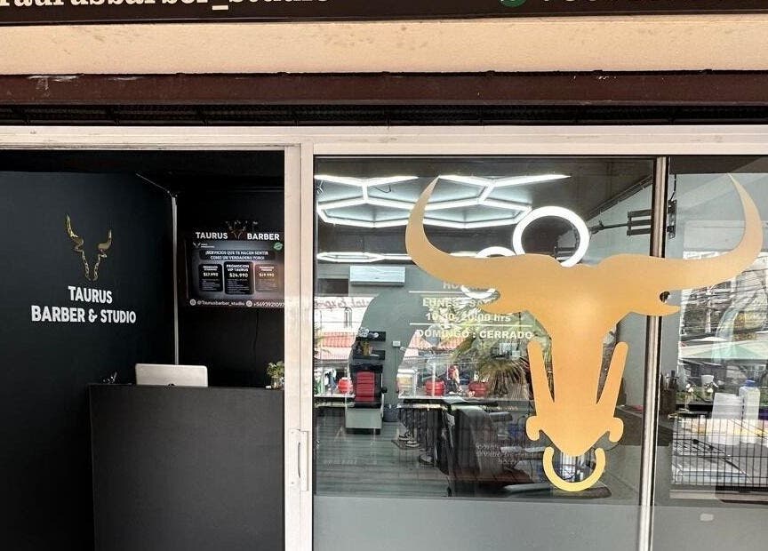 Entrada de Taurus Barber and Studio en La Florida, Región Metropolitana, CL, destacando su moderno diseño.