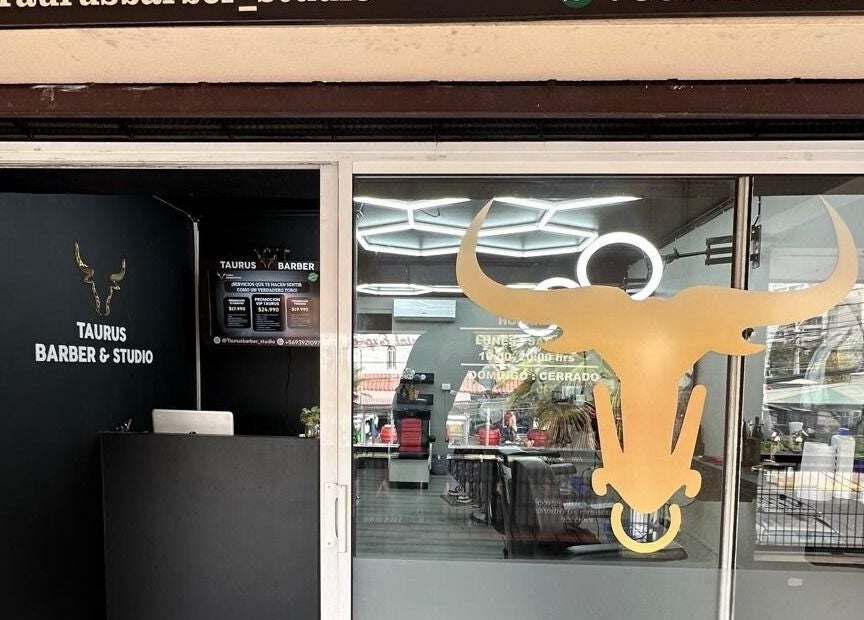 Entrada de Taurus Barber and Studio en La Florida, Región Metropolitana, CL, destacando su moderno diseño.